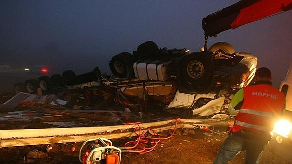 Fallece el conductor de un camión al salirse de la vía y volcar en la A-6 en Ponferrada