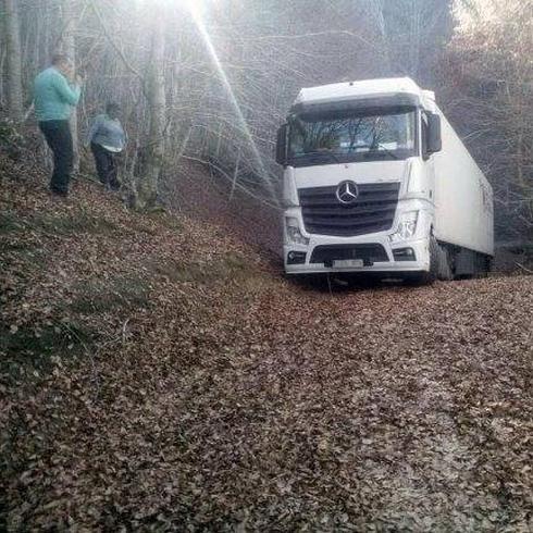 Viajaba de Murcia a Letonia y acabó con su tráiler en un monte de La Rioja