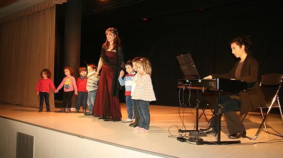 Más de 200 escolares de Cuéllar aprenden ópera y zarzuela con el Dúo Puccini