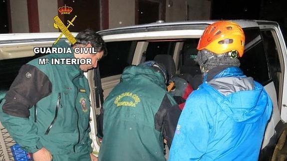 Efectivos del Greim rescatan a dos montañeros en el Macizo de Ubiña