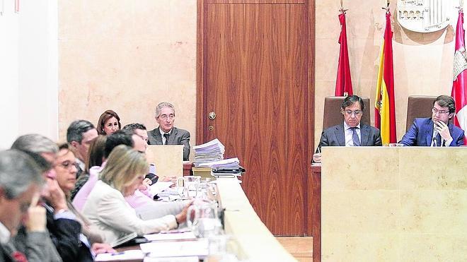 Mañueco ve difícil aprobar el presupuesto y critica la poca colaboración del ‘tripartito’