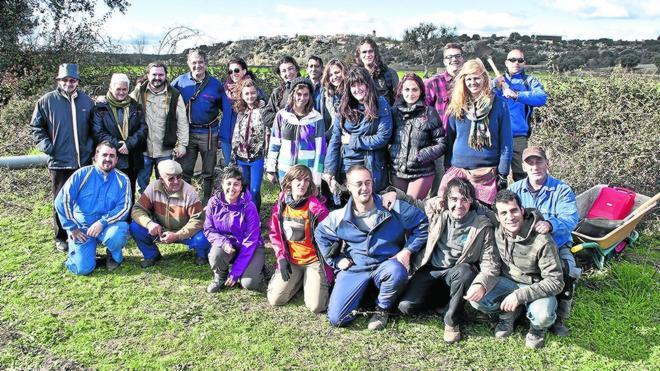 Un grupo de voluntarios recupera un tramo del camino de Santa Lucía en Juzbado