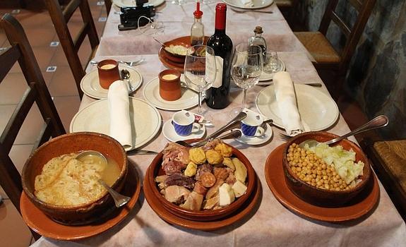 Así se cocina el cocido maragato en el restaurante Las Canteras de Valladolid