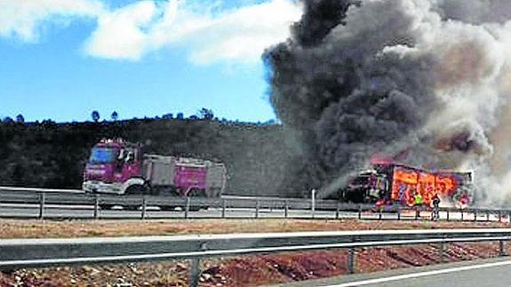 Incendio de un camión en la A-1