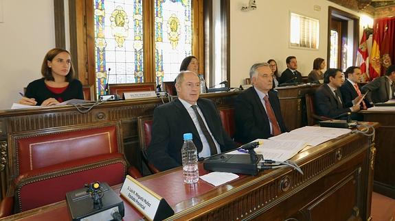 Carnero utiliza el voto de calidad para sacar adelante el centro de residuos de Valvení