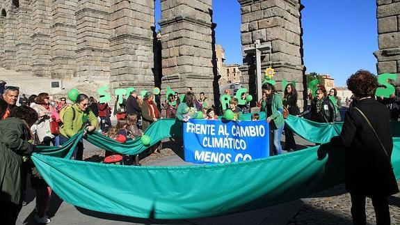 Cerca de 300 personas reclaman en Segovia acuerdos contra el cambio climático