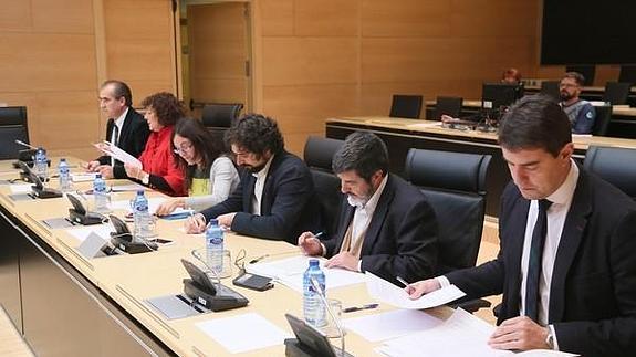 La plataforma por la Sanidad de Burgos entrega su informe a la comisión que investiga el Hospital