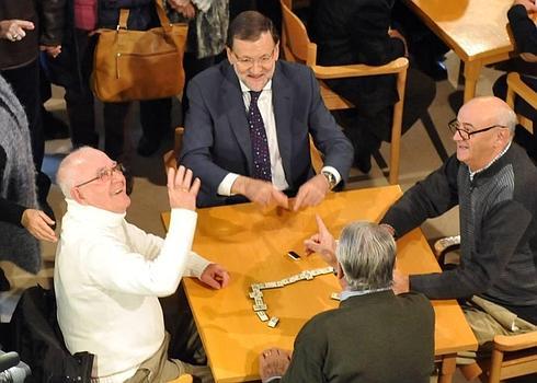 Rajoy juega dos manos de dominó en Olmedo con unos jubilados... y pierde