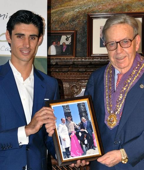 Víctor Barrio, galardonado con el XIII Trofeo 'Mesonero Mayor de Castilla'