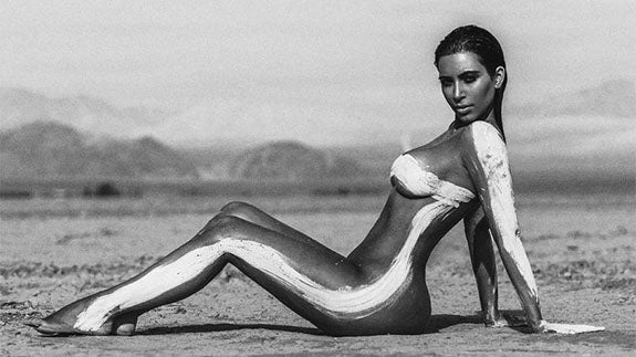 Kim Kardashian, desnuda en el desierto