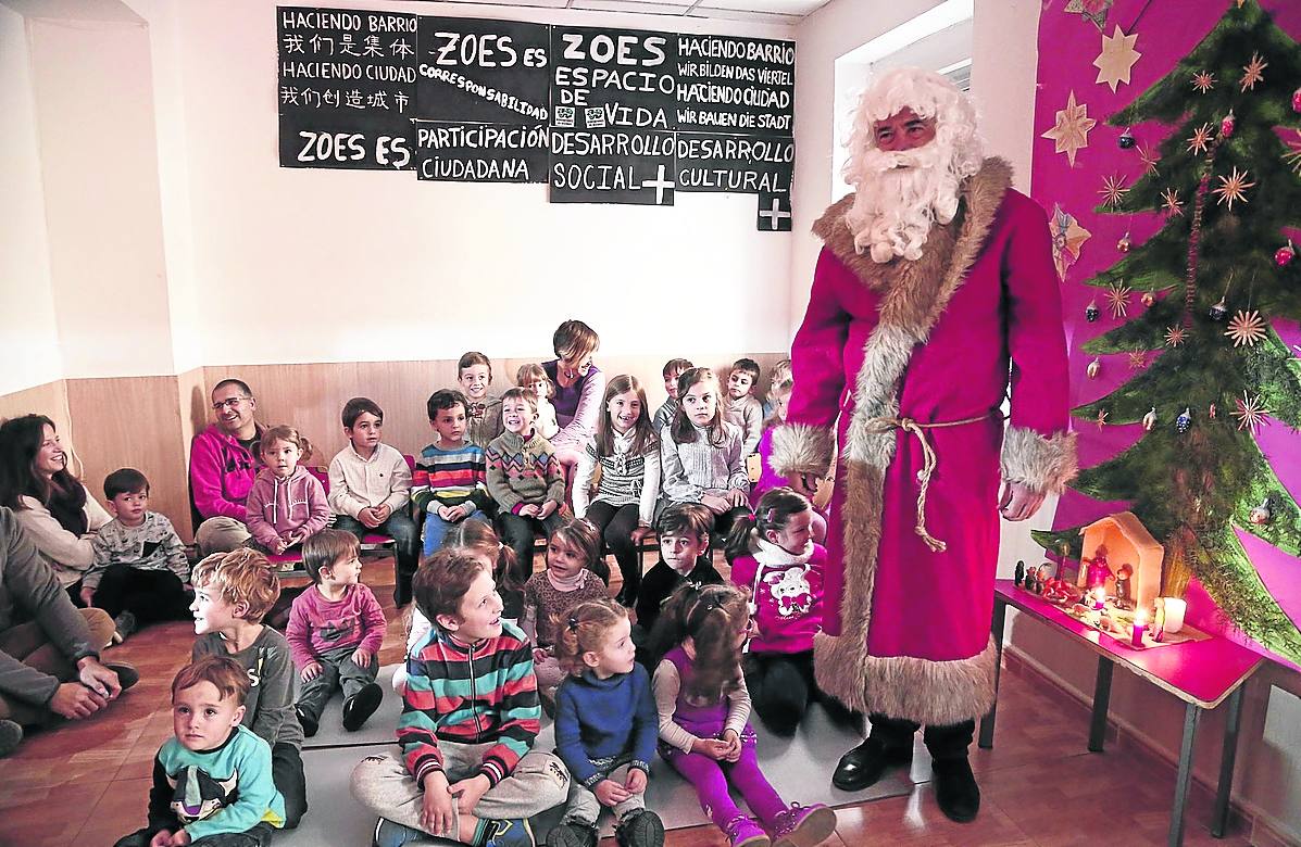 San Nicolás lleva la ilusión a los niños del barrio del Oeste