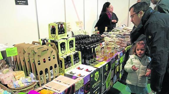 La nueva ubicación para la cita con la miel de Aldeatejada convence a todos