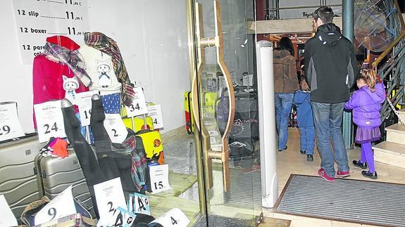 El pequeño comercio da la espalda a la llamada de apertura en el puente festivo