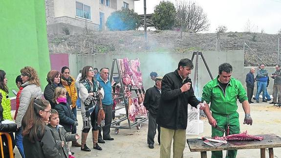 Macotera celebra la tradición con una concurrida y animada matanza