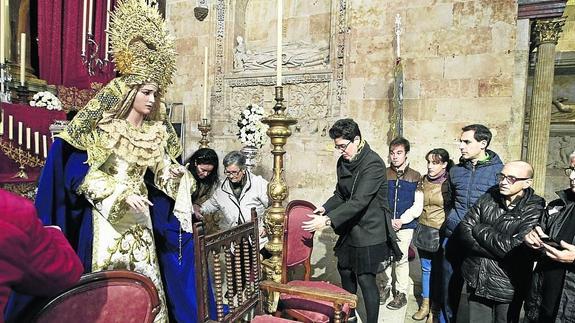 Cientos de fieles acompañan a la Virgen de la Caridad durante su besamanos en San Benito