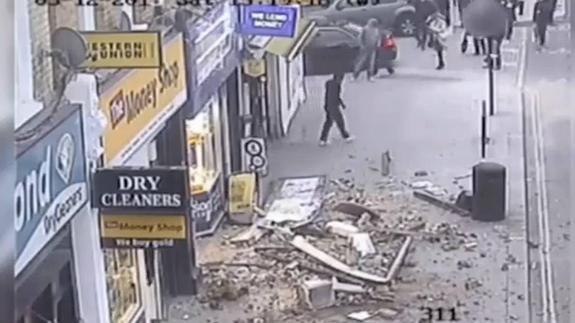 Se cae un tejado en una calle de Londres