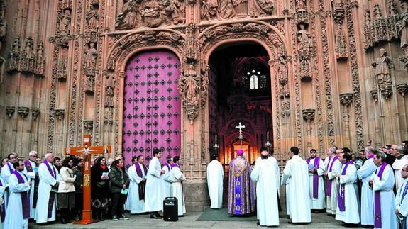 Miles de personas asisten a la apertura del Año Santo de la Misericordia