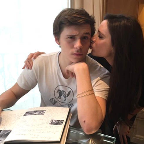 Victoria Beckham avergüenza públicamente a su hijo Brooklyn Beckham