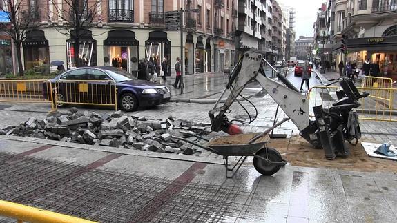El Ayuntamiento acomete el enésimo parcheado en el vial de Ordoño a causa del grave deterioro de su adoquinado