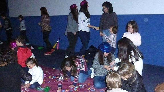 La campaña navideña de Cáritas Segovia invita a dejar «huellas» solidarias en varios talleres