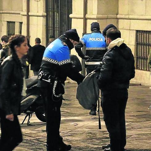 El pago de las horas extra de la policía divide a los grupos en el Ayuntamiento