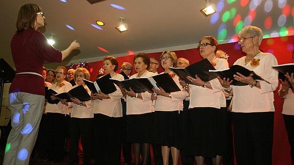 Canto coral, baile, poesía y solidaridad en el Centro de Día de Personas Mayores