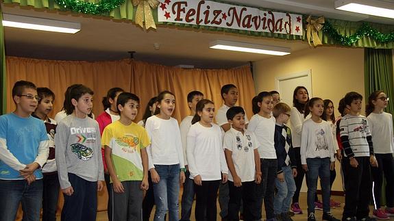 Los alumnos del San Gil de Cuéllar llevan el ambiente navideño al Alamillo
