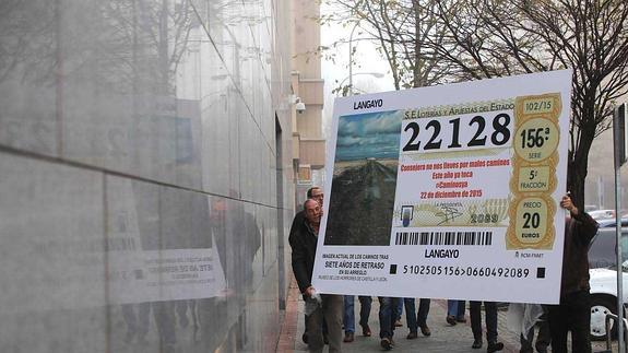 Reclaman el arreglo de caminos con la entrega de un décimo de lotería gigante