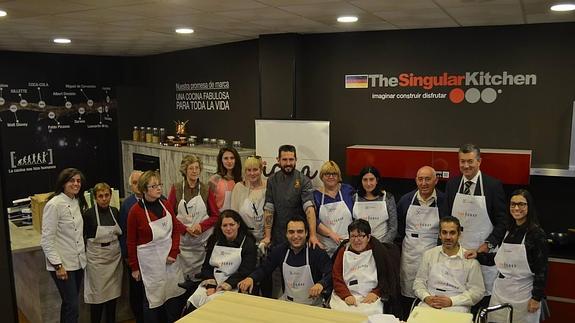Un taller de cocina adaptado a personas con daño cerebral impartido por el Chef Peña