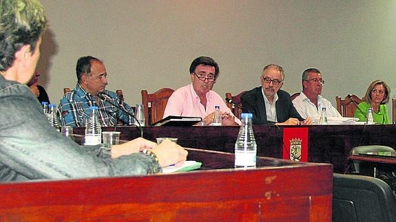 El PP aprueba las cuentas municipales con el voto en contra de socialistas e IU