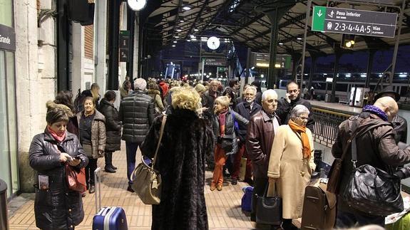 La avería en la línea del AVE entre Madrid y Valladolid afectó a cuatro mil viajeros