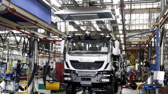 Iveco Valladolid pasará del ERE a trabajar en dos turnos y fabricar 15.800 cabinas en 2016