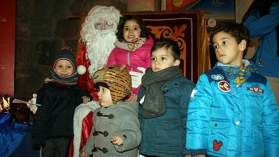 Papá Noel toma nota de los deseos de los niños de Cuéllar