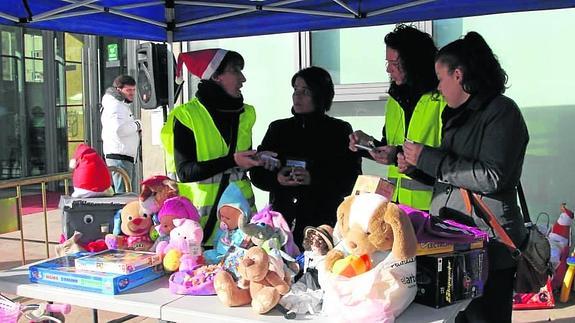 70 voluntarios colaboran en el festival benéfico de la cofradía del Rosario