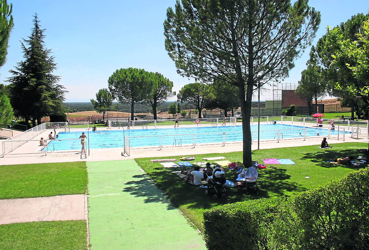 El Ayuntamiento licita la gestión del servicio público de las piscinas