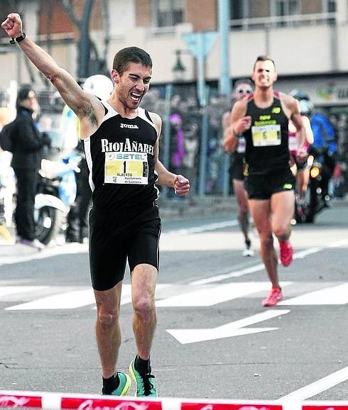 Alberto Sánchez Pinilla y Estela Navascués ganan otra San Silvestre Salmantina de récord