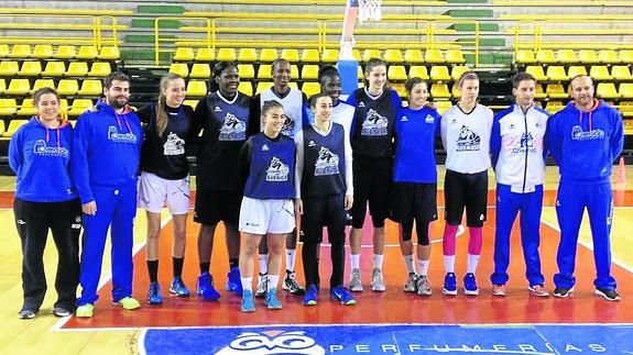 Avenida vuelve al trabajo con la ausencia de Jacki Gemelos, ‘atrapada’ en EE UU
