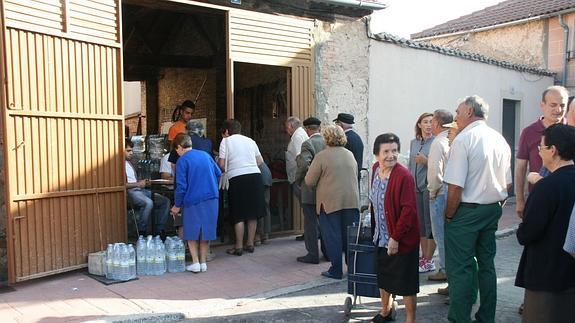 Los vecinos de Lastras de Cuéllar brindan ya con agua del grifo