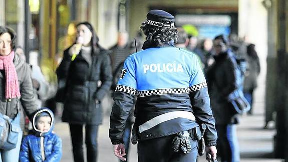 El PSOE acusa a Mañueco de ocultar el contenido de la memoria de Policía