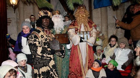 Personajes de cuento acompañan a los Reyes en su visita a Cuéllar