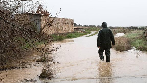 La lluvia corta dos carreteras en la provincia de Zamora