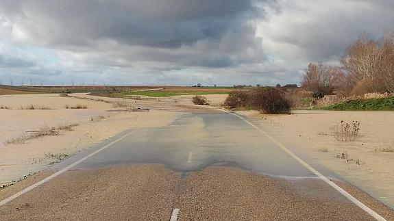 El desbordamiento del Sequillo corta la carretera en Villanueva de los Caballeros