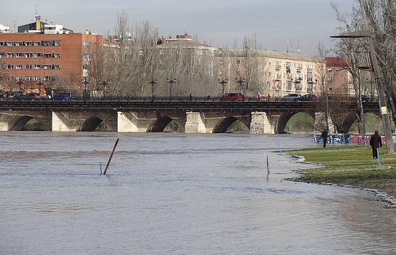 El caudal del Pisuerga comienza a descender