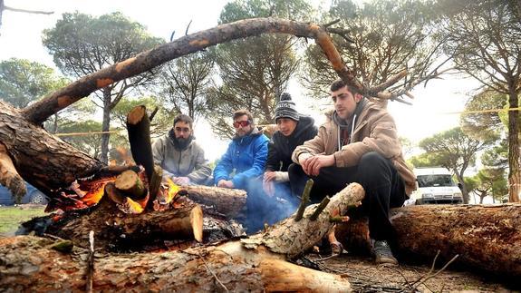 Motauros limpia la zona de acampada tras la lluvia y recibe a los primeros aficionados