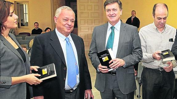 Una antología recoge los poemas galardonados con el Gil de Biedma