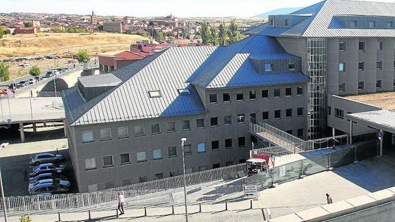 Los ajustes de los últimos cuatro años duplican los retrasos quirúrgicos