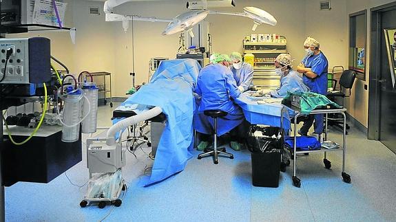 El Hospital reduce los pacientes a la espera de una operación pero no baja las demoras