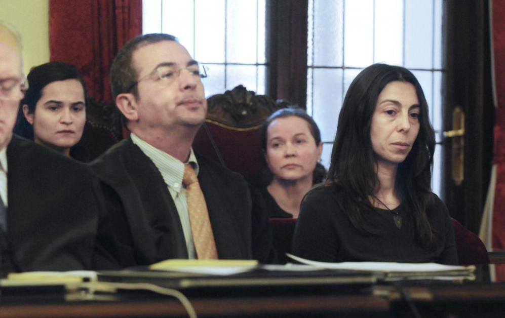 Montserrat, Triana y Raquel llegan a la Audiencia para el juicio por la muerte de Isabel Carrasco