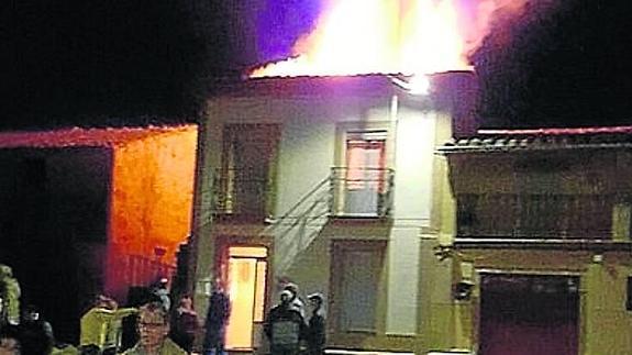 Un incendio arrasa la casa de una pareja de octogenarios en Mieza
