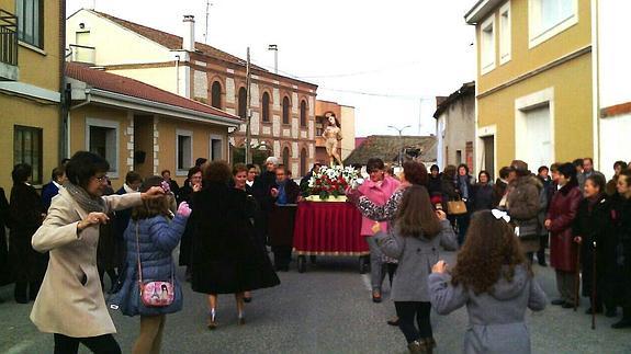 Villaverde de Íscar festeja a San Sebastián con magia, bailes y canción española